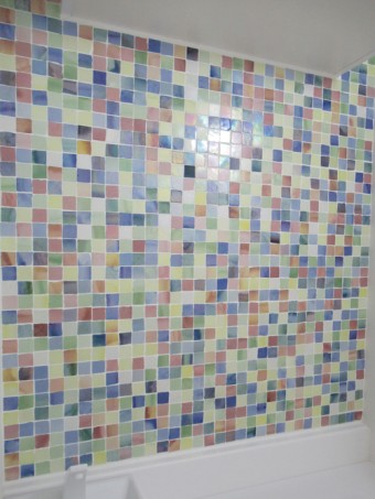 水彩画のような色合いのモザイクタイルでアクセントを 水彩画のような色合いのモザイクタイルでアクセントを